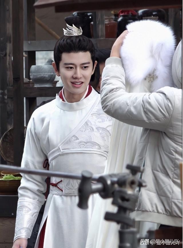 任嘉伦直播陪粉丝聊天爆料自己的微博小号以及下一步的工作计划